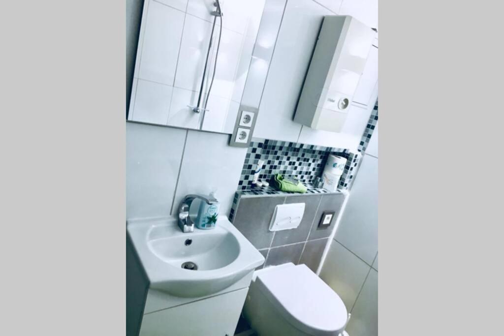 Wiesbaden Mitte, Apartment Mit Galerie Buitenkant foto